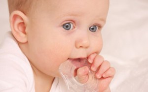 Что делать, если у ребенка долго не прорезываются зубки