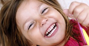 Причины почернения зубов у ребенка